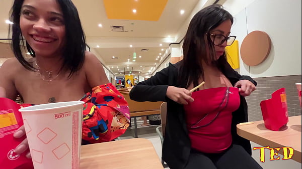 Em troca de um lanche ela pagam peitinho