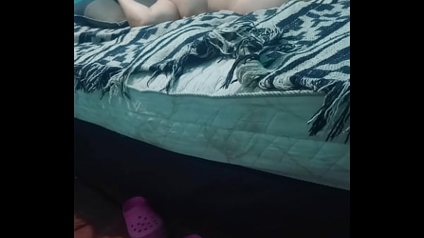 Acariciando su piel con crema hidratante 