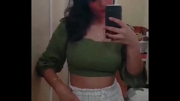 Sozinha no meu quarto, esperando que algu&eacute;m venha e me fa&ccedil;a companhia nus  na cama, com muita selvageria