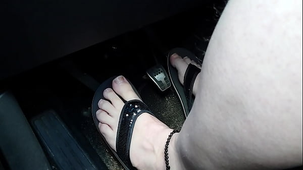 Barfu&szlig; in Flip Flops ** Auto fahren **