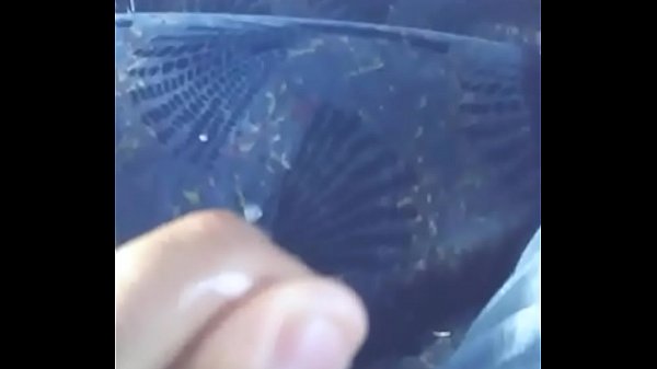 Abord&oacute; del autob&uacute;s me pajeo hasta llegar al orgasmo