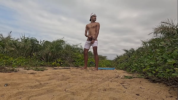 Nuz&atilde;o e jorrando leite ao ar livre