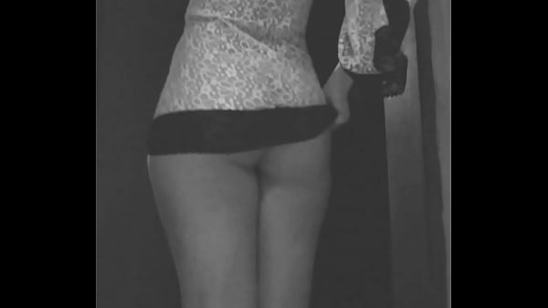 Casada se exibindo de b. doll para o marido corno 