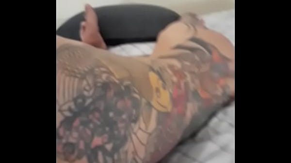 milf brasileira tatuada e siliconada faz boquete e da bucetinha