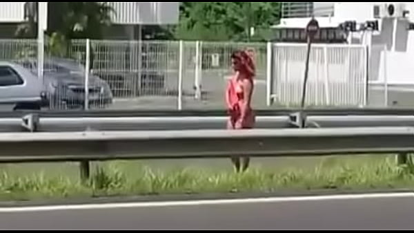 femme nue sur le bor de la route en gwada
