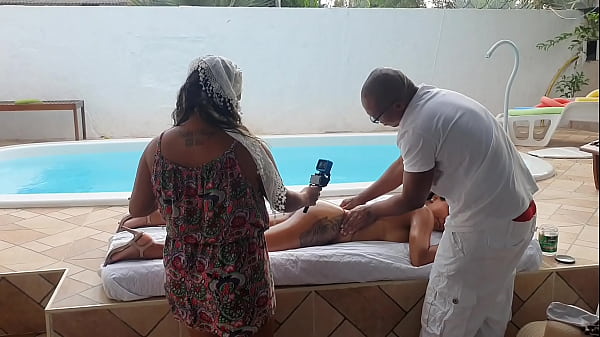 Interracial na beira da piscina  