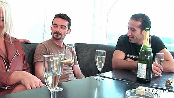 Sublime blondasse grave defoncee en double penetration vaginal dans un gangbang