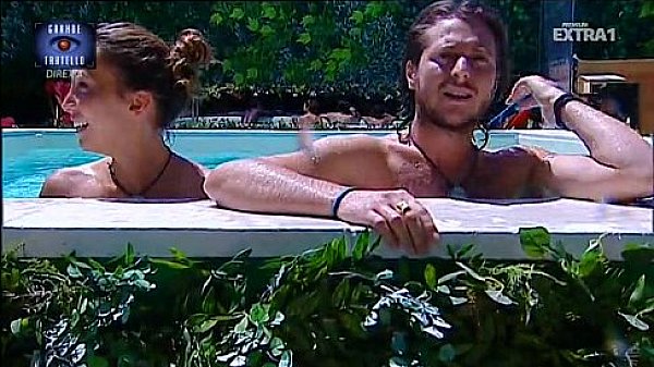 Angela Viviani pool topless @ g. 13 (IT)