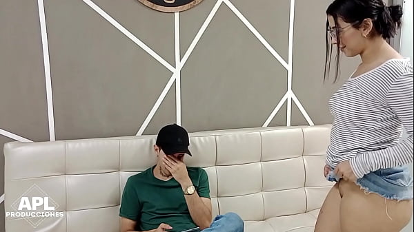 La puta de mi madrastra me da mi reconocimiento por sacar buenas notas en la Universidad.