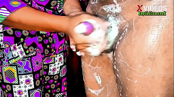 Kelakuan kakak dan adik di kamar mandi