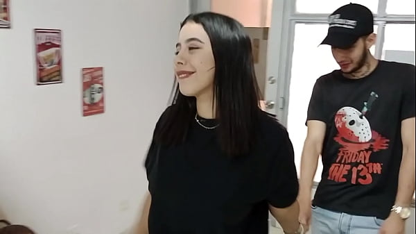 visito a mi madrastra para ver como se encuentra, me recibe en poca ropa y me pone bien cachondo as&iacute; que toco atenderla con una buena follada