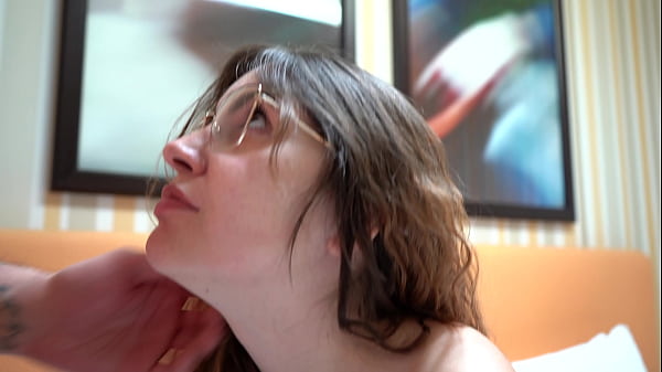 mi faccio succhiare il cazzo mentre la mia ragazza incinta sta facendo shopping, ci ha scoperti