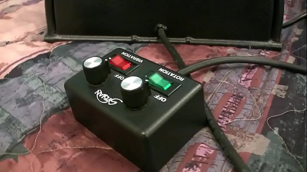 La bionda si masturba e si rompe la figa cavalcando il suo nuovo giocattolo  