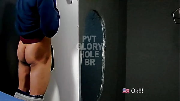 Olha que del&iacute;cia esse motoboy me dando muita porra no GloryHole!!! (COMPLETO NO RED)