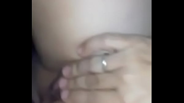 Gostosa gozando no dedo  