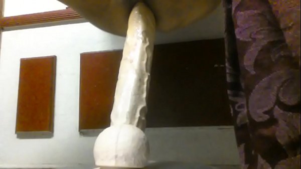 girando el dildo dentro del hoyo 