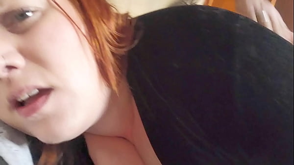 Gordinha ruiva se masturba e quando n&atilde;o aguenta mais, d&aacute; gostoso a buceta rosinha cheia de tes&atilde;o