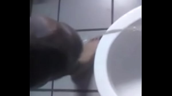 meando en el ba&ntilde;o  