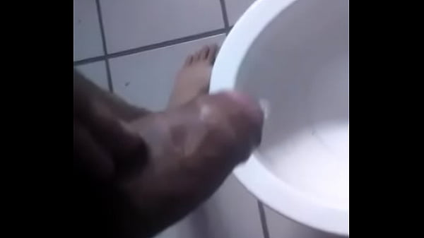 meando en el ba&ntilde;o  