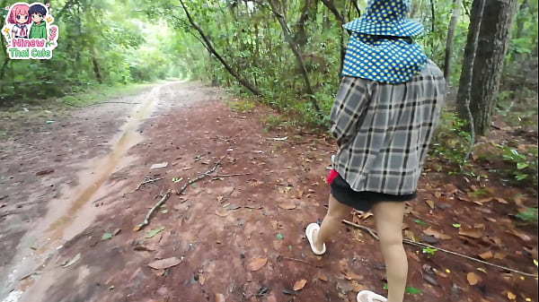 วัยรุ่นไทยเดินเก็บเห็เในป่าอยู่ดีดีโชว์หีเฉยเลย