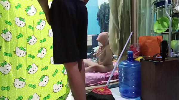 Ngentot istri teman yang lagi colmek  