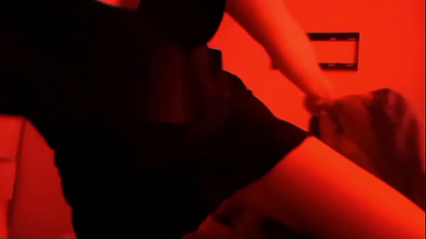 Mi madrastra me seduce en mi habitaci&oacute;n y esto es lo qu&eacute; pasa  