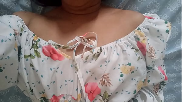 MI HERMANASTRA TIENE VARIOS DIAS SIN FOLLAR Y SE DESNUDA PARA DARSE UNA RICA MASTURBACION HASTA GEMIR DE PLACER