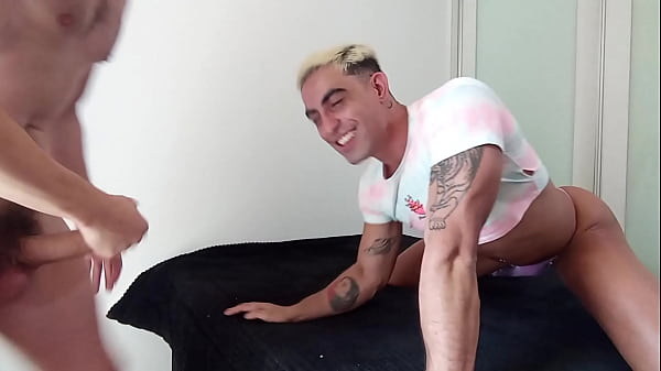 Dotado leitando passivo da bunda grande