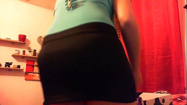 Tua madre lascia la porta aperta e tu la spii mentre si prova i suoi abitini da spogliarellista