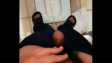 短小包茎公厕尿的好爽  