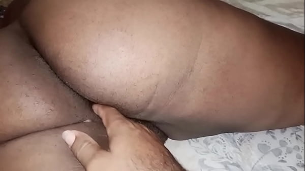 Rasgando a buceta da cunhada gordinha