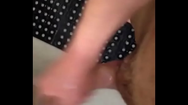 Chico sexy se masturba en las regaderas del gimnasio