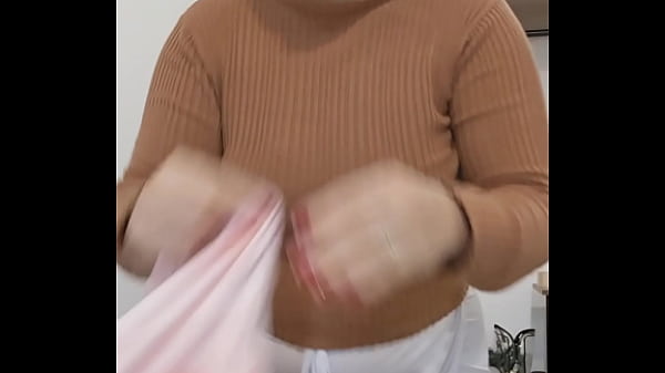 Arrumando o quarto e fazendo live de shorts curtinho pra mostrar bem a minha raba  