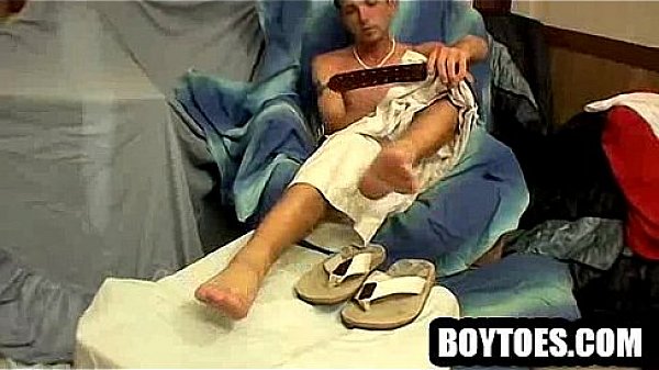 Amateur stud showing off his feet and tugging his cock 