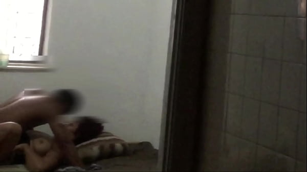 Flagrei ela dando pro comedor na sala com os vizinhos passando e ouvindo seus gritos de tes&atilde;o no pau do novinho