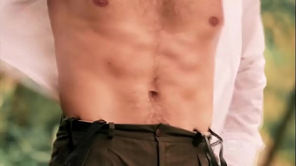 Klebber Toledo tomando banho nu em "Eta Mundo Bom"