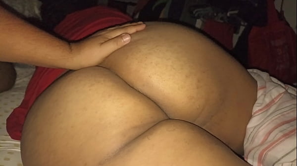 Vi&eacute;ndole el culo a mi novia por la noche