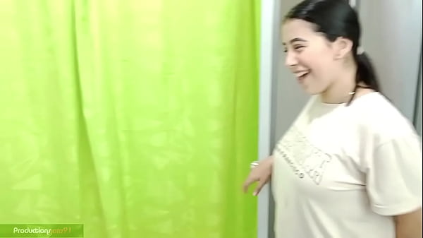 mi madrastra tiene el fetiche de oler mis calzones, la descubro toc&aacute;ndose con mi tanga en su boca, me excite y me agache a chuparle el co&ntilde;o