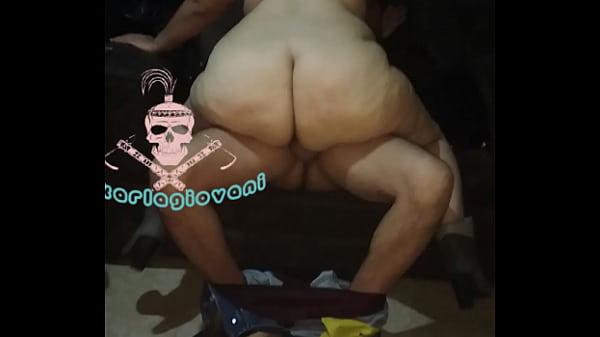 Karla cog&iacute;endo con un extra&ntilde;o 