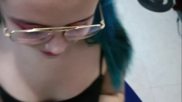 PARTE 3: POV mi cachonda roomate, hace que me venga en su boca con esta paja.  