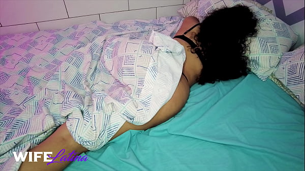 sentou no pau e recebeu porra dentro da buceta  