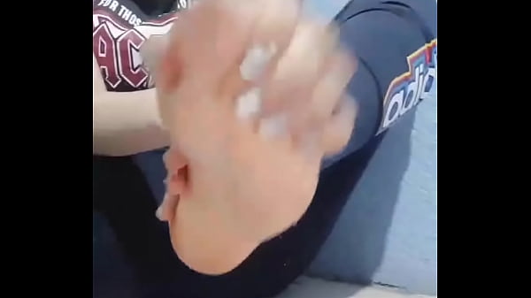 Chica diafruta de un submarino marinela con sus pies