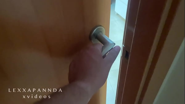 Padrastro entra en la habitaci&oacute;n de su hijastra para follarla