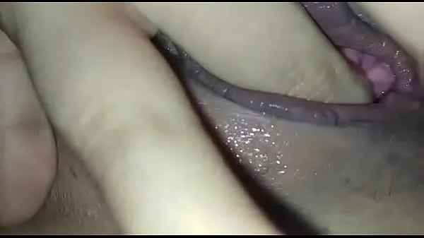 Se masturba con su dildo