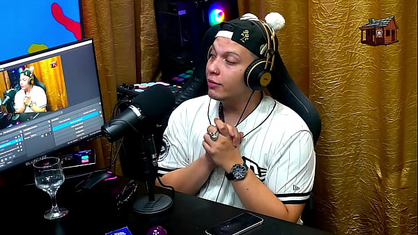 Ninfeta que grava conte&uacute;dos ficou de quatro na mesa do Podcast, mete gostoso? - Luuh Barbosa - P&aacute;pum no Barraco!