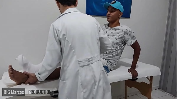 Paciente levando o cacete do m&eacute;dico