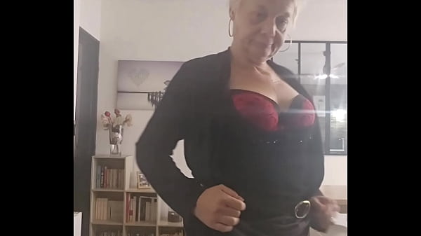 Coucou mes loulous aujourd'hui c'est mon anniversaire votre milf mature pr&eacute;f&eacute;r&eacute;  
