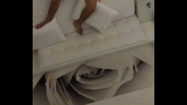 Assistindo minha mulher no espelho do motel