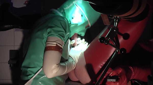 Rubbernurse Agnes - jadegr&uuml;nes Latex-Schwesternkleid mit Maske, wei&szlig;en langen Latexhandschuhen, Teil 1, handjob, Prostatamassage, Pegging mit einem langen d&uuml;nnen Dildo  
