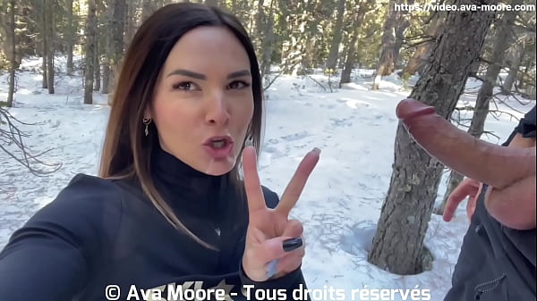 Une fille chaude se doigte la chatte dans la neige, suce une &eacute;norme queue et prend une bonne dose de sperme dans sa bouche